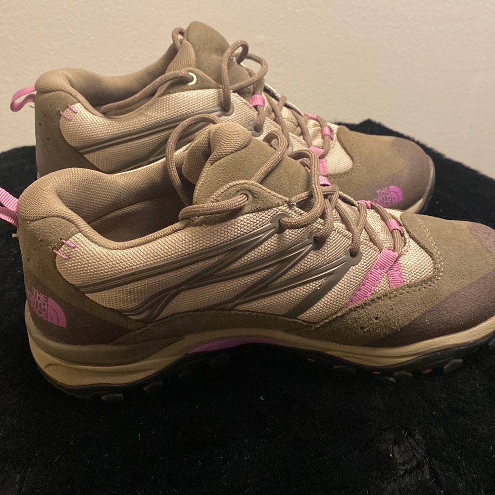 NorthFace sneaker Cute sneakers very comfortable gorgeous looking brand new.